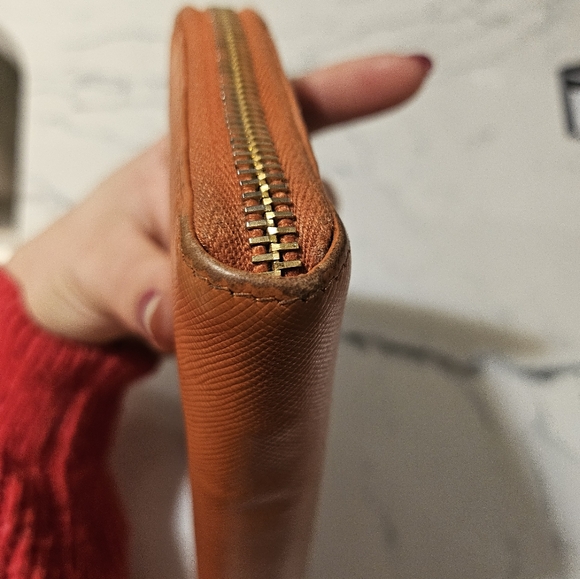 Authentic Prada zip wallet - Picture 4 of 10